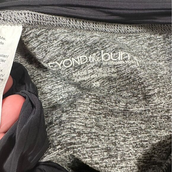 Beyond The Bump By Beyond Yoga Grey & Black Maternity Capri Leggings - Picture 5 of 6